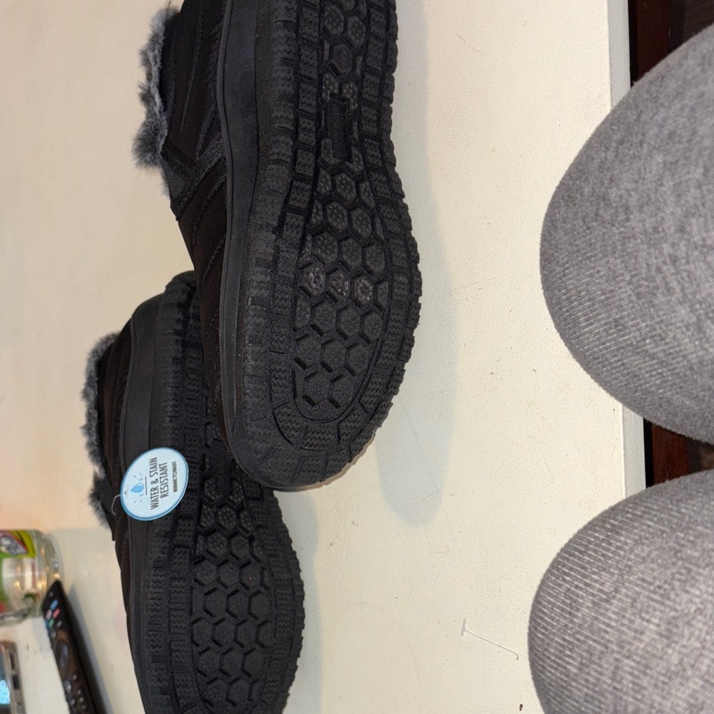 Minnetonka Black Fur-Lined Winter Boots - Picture 3 of 3